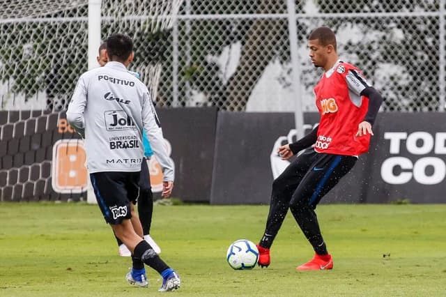 João Victor, de colete vermelho, durante treino no CT Joaquim Grava