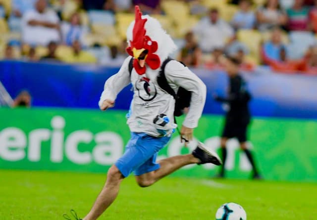 Torcedor invade o gramado do Maracanã