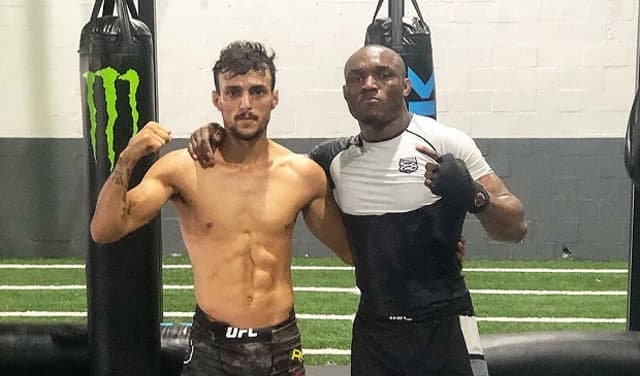 Carcacinha estará presente no UFC Minneapolis neste sábado (29) e treinou com Usman (Foto: Reprodução)