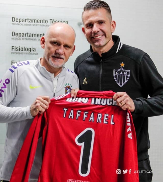 O encontro de ídolos: Victor, atual camisa 1, com Taffarel, que fez história com a camisa alvinegra