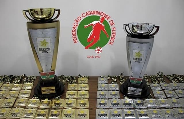 Troféus de campeão e vice da Recopa Catarinense