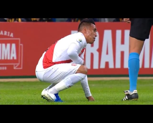 Jogador do Peru e do Santos, Cueva foi flagrado com a carta 8 de ouros durante a vitória sobre o Chile por 3 a 0