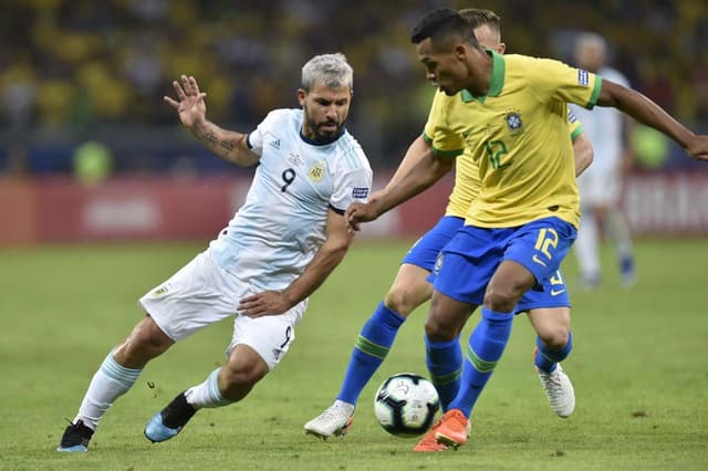 Brasil x Argentina - Alex Sandro e Aguero