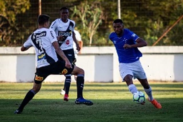 Os meninos do Cruzeiro não conseguiram sua primeira vitória na competição de base após perderem na estreia para o São Paulo