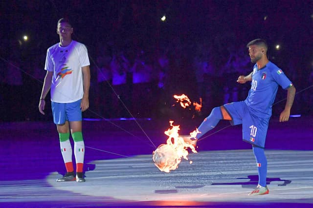 Craque da seleção italiana e do Napoli, Insigne 'chuta' bola de fogo para 'acender' pira da Universíade-19&nbsp;