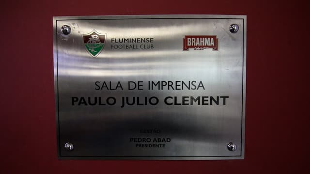 O Fluminense inaugurou recentemente a sala de imprensa do CT, na Barra da Tijuca, no Rio de Janeiro. O jornalista Paulo Julio Clement, vítima do acidente com avião da Chapecoense, em 2016, era torcedor do Tricolor das Laranjeiras e foi homenageado pelo clube. Confira a galeria do L! e relembre outros jornalistas homenageados.