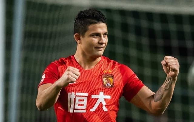 Maior artilheiro da história do Campeonato Chinês, Elkeson se naturalizou e se tornou o primeiro jogador sem ancestrais chineses a ser convocado para a seleção.&nbsp;Com isso, o brasileiro passa a ter um novo nome, de origem chinesa: Ai Kesen.