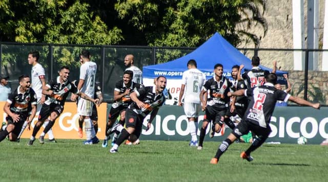 Autor do gol da virada do Vasco sobre o Fluminense, na manhã deste sábado, o meia Bruno Cesar recebeu a maior nota do jogo, na avaliação do LANCE!. Quem também se destacou foi o zagueiro Leandro Castán, que voltou a defender a equipe após três meses se tratando de uma lesão. Confira as notas de cada jogador na sequência.&nbsp;(Por David Nascimento - davidnascimento@lancenet.com.br)