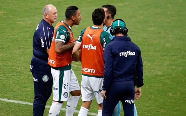 No Castelão, o Palmeiras foi derrotado pelo Ceará por 2 a 0 e perdeu série de 33 partidas sem sofrer revés no Campeonato Brasileiro. No geral, o Alviverde mostrou pouca inspiração no duelo. Veja a seguir as notas para os jogadores do Verdão (Por Fernanda Teixeira - fernandaisabel@lancenet.com.br)