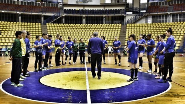 Jogadoras da seleção brasileira feminina de handebol acompanham as orientações do técnico Jorge Dueñas (Crédito: Divulgação)