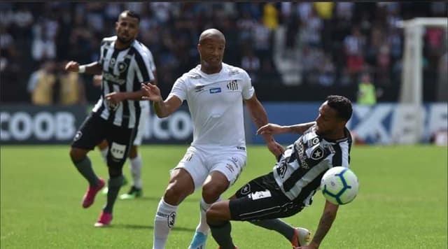 O Botafogo foi envolvido pelo Santos neste domingo, no Nilton Santos. Apesar de ficar por uma parte do segundo tempo com um jogador a mais, o Glorioso não conseguiu transformar a vantagem numérica em gols. Alex Santana e Rodrigo Pimpão receberam as maiores notas do L!. Confira, a seguir, as avaliações de todos os jogadores.&nbsp;(Por Gabriel Rodrigues - gabrielrodrigues@lancenet.com.br)