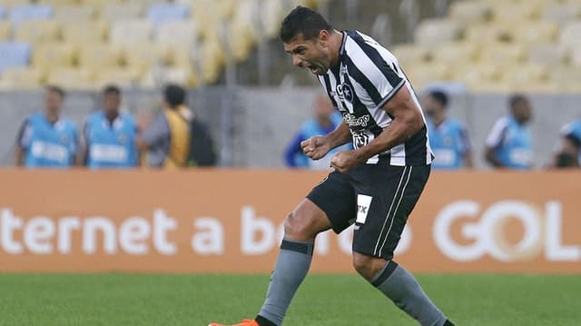 O Botafogo lutou, saiu na frente, buscou o empate após tomar a virada, mas acabou perdendo para o Flamengo por 3 a 2, neste domingo, no Maracanã, pelo Brasileirão. Os destaques do Glorioso no clássico foram Cícero e Diego Souza, que marcaram os gols alvinegros na partida. Confira todas as notas do LANCE (Jonatas Pacheco)