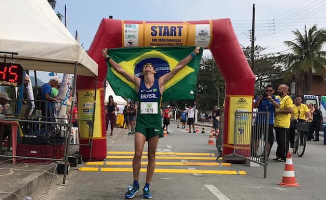 Felipe Costa da Silva comemora o título da IAU Continental de Ultramaratona de 100 km Américas (Divulgação)