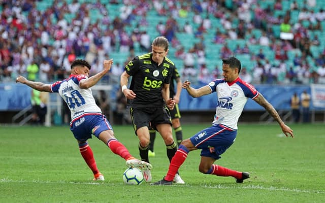 No jogo de estreia do lateral-esquerdo Filipe Luís (foto), o sistema defensivo do Flamengo tem uma tarde desastrosa. Com erros individuas e espaços na defesa, o time de Jorge Jesus não conseguiu conter os contra-ataques do Bahia, sofrendo uma dura goleada, construída no primeiro tempo, na Fonte Nova. Já o ataque rubro-negro  não conseguiu ser efetivo e levar perigos à defesa da equipe baiana. Veja as notas a seguir por&nbsp;Ricardo Tavares (reporterfla@lancenet.com.br)