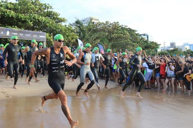 Largada do Ironman 70.3 Maceió, na Praia de Pajuçara. (Divulgação)