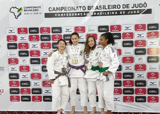 Beatriz Comanche foi campeã na categoria peso-ligeiro, até 44kg, no Brasileiro Sub-18 (Foto: Divulgação)