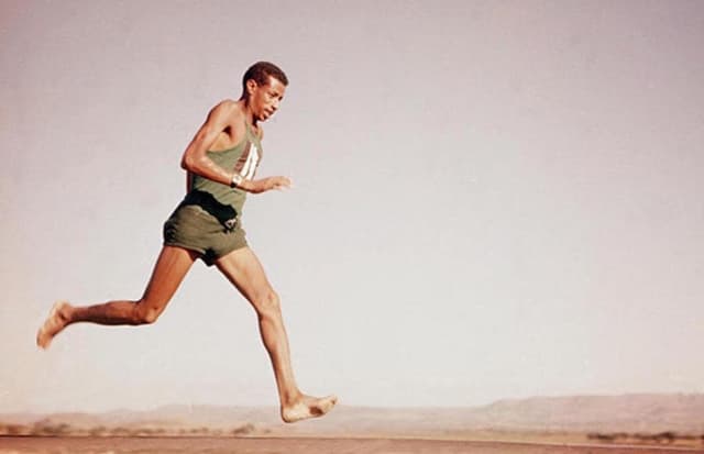 Abebe Bikila, lenda do atletismo. Dia do Maratonista é celebrado no dia de seu nascimento