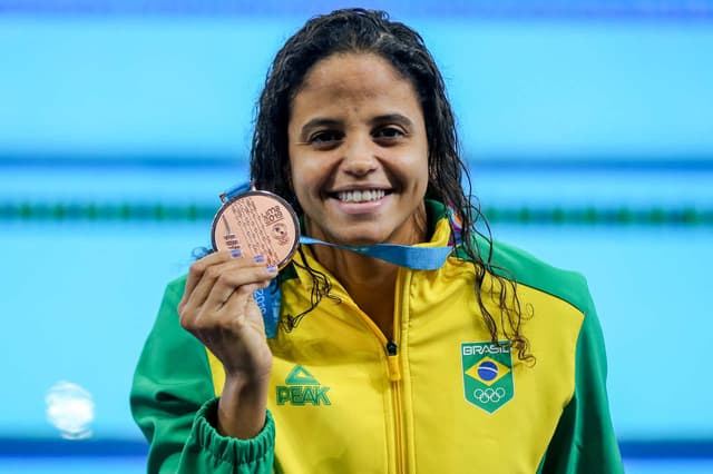 Etiene Medeiros foi bronze nos 100m costas