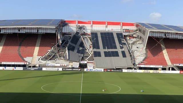 teto de estádio do AZ Alkmaar desaba na arquibancada