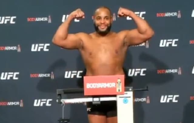 Daniel Cormier ficou com 107,3kg e confirmou a disputa de título contra Stipe Miocic (Foto: Reprodução)