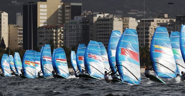 Evento-teste da vela, na baia de Enoshima, que dá a largada para o calendário de eventos olímpicos a partir deste mês de agosto (Crédito: Tóquio 2020)