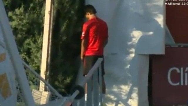 O jogador português João Félix, urinando em treinamento