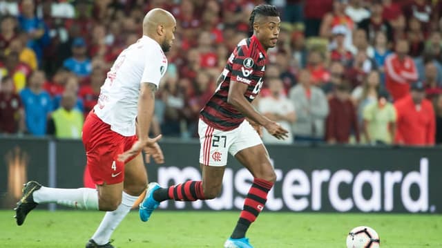 Sempre ele! Bruno Henrique brilha mais uma vez com a camisa do Flamengo e coloca a equipe rubro-negra em vantagem na briga por uma vaga na semifinal da Libertadores. O atacante foi o responsável pelos dois gols da partida. Destaque também para o meia Gerson, que entrou no intervalo do jogo, no lugar de Arrascaeta, e deu linda assistência para o primeiro gol do Fla. Veja as notas a seguir por David Nascimento (davidnascimento@lancenet.com.br)