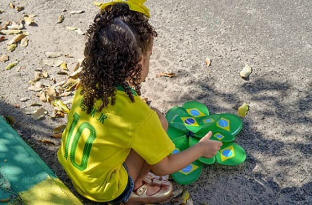 Criança com a camisa da Seleção Brasileira