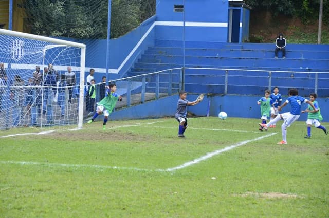 Garotada em campo na Copa Zico