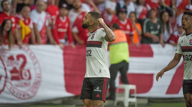 O Flamengo arrancou o empate em 1 a 1 com o Internacional e garantiu sua vaga na semifinal da Copa Libertadores. Mesmo com a pressão dos donos da casa no segundo tempo, foi de Gabriel Barbosa o gol que garantiu, de vez, a classificação rubro-negra. Confira as notas e atuações pela visão de David Nascimento (davidnascimento@lancenet.com.br)