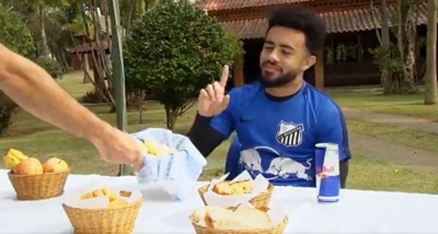 Claudinho preferiu o Red Bull, patrocinador do Braga, do que comer pão de queijo e doce de leite