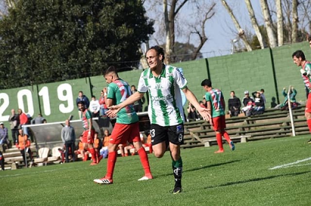 Racing Montevidéu estreando uniforme contra o Rampla Juniors