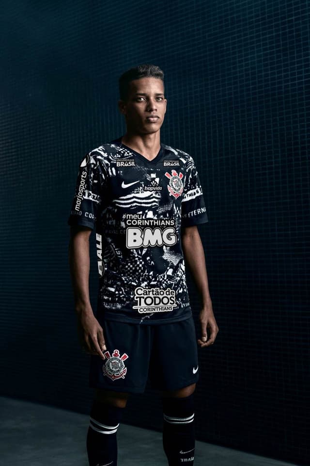 Patrocinadores terão suas marcas expostas em preto e branco na nova camisa do Corinthians