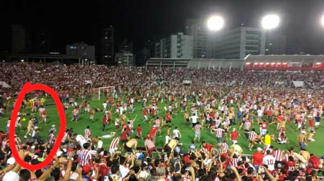 Torcedor invade o campo 'pelado'