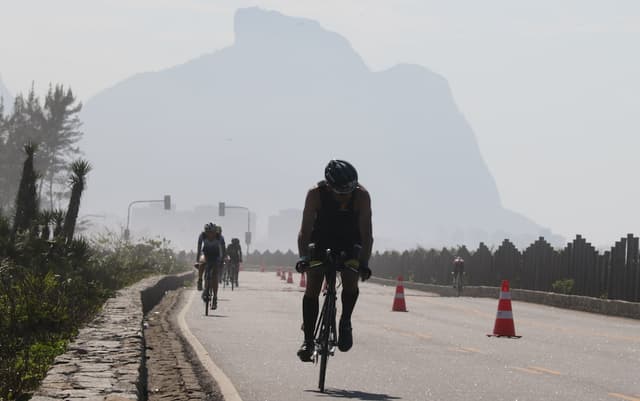 Triatleta no trecho de ciclismo na Reserva durante o Ironman 70.3 Rio de Janeiro. (Fábio Falconi/Unlimited Sports)