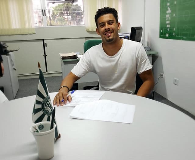 Renovação de Vinicius Araujo com o Coritiba