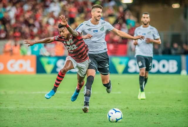 Sem grandes destaques individuais no Maracanã, o Santos perdeu por 1 a 0 para o Flamengo, neste sábado. Veja, a seguir, as notas para o time do Peixe e o técnico&nbsp;Jorge Sampaoli na partida (Por Gabriel Rodrigues - gabrielrodrigues@lancenet.com.br)