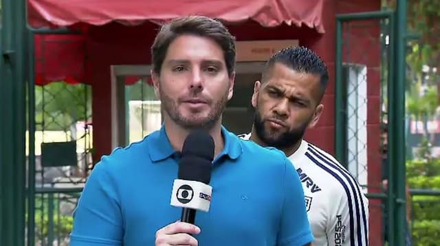 Dani Alves e repórter