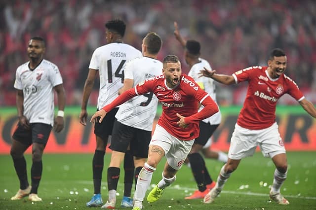 Ficou no quase! O Internacional não conseguiu reverter a desvantagem na final da Copa do Brasil e ficou com o vice da competição. Autor do gol colorado na derrota por 2 a 1, Nico López foi o melhor em campo pelo lado gaúcho, mas não conseguiu garantir a virada da equipe do Beira-Rio. Confira as notas e atuações em análise do LANCE! (Gabriel Grey - gabrielgrey@lancenet.com.br):