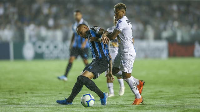 O Santos teve uma queda incrível de produção no segundo tempo e acabou derrotado por 3 a 0 pelo Grêmio, na noite deste sábado, na Vila Belmiro, pela 20ª rodada do Brasileirão. O ataque santista foi mal, com muitos erros de finalizações. Confira as notas do Peixe do LANCE! (por Victor Mendes)