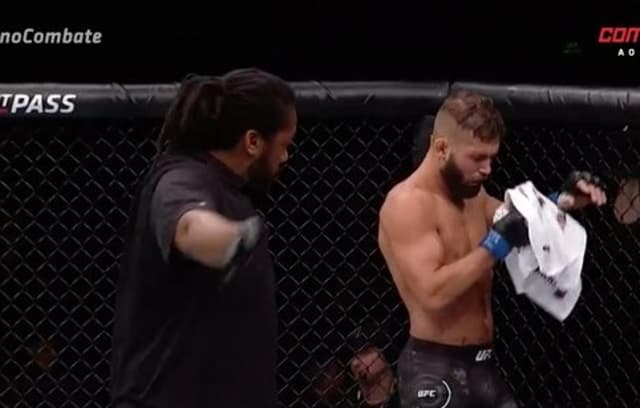 Jeremy Stephens recebeu uma deda no olho esquerdo e não teve como seguir na luta