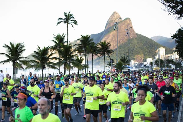 Corredores da Meia Maratona do Rio na Praia de Ipanema. (Divulgação)