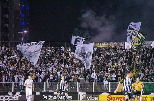 Figueirense x Bragantino - torcida do Figueirense