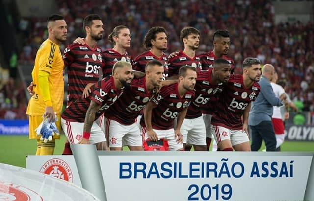 O Flamengo soma oito vitórias consecutivas neste Campeonato Brasileiro, o que configura um recorde no sistema de pontos corridos da competição. Com o triunfo diante do Internacional, na última quarta, o Rubro-Negro igualou o feito que pertencia somente ao Cruzeiro, que o atingiu em 2003 e em 2013, sendo campeão em ambas. Relembre as últimas vítimas do Fla, em busca do isolamento quanto ao recorde, neste sábado, quando recebe o São Paulo.