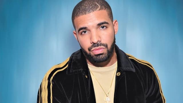 Drake é a atração principal do primeiro dia do Rock in Rio. O rapper tem um longo histórico de 'zicas' no esporte. Confira na galeria!