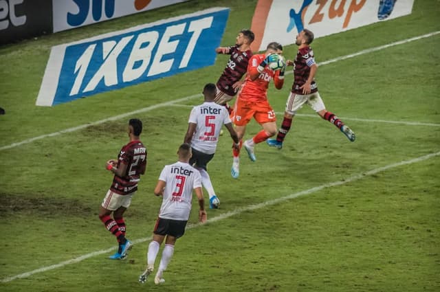 O São Paulo foi até o Maracanã e saiu de campo com um empate por 0 a 0 contra o Flamengo, líder do Campeonato Brasileiro. O goleiro&nbsp;Tiago Volpi fez grandes defesas e foi o grande nome do Tricolor. Veja, a seguir, as notas para o São Paulo e o técnico estreante Fernando Diniz no jogo. (Por&nbsp;Carlos Bandeira de Mello - carlosandrade@lancenet.com.br)