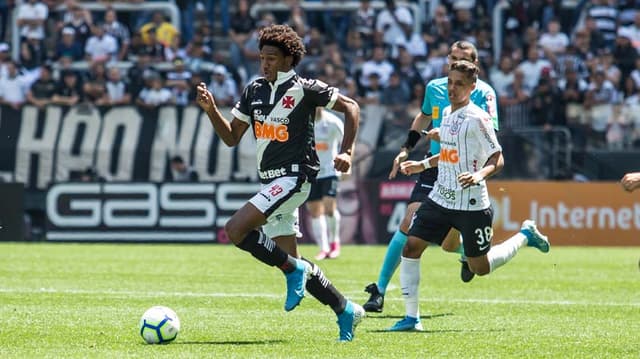 O Vasco foi derrotado neste domingo por 1 a 0 para o Corinthians e se manteve na 13ª posição da tabela. Além do resultado negativo, a equipe não mostrou um bom futebol, apesar de ter pressionado o adversário em alguns momentos do duelo. O garoto Talles Magno foi um dos poucos a tentar alguma coisa e recebeu a maior nota do Vasco. Confira na galeria a seguir a avaliação de cada jogador. (Por Gabriel Rodrigues)