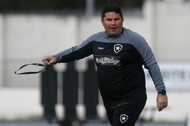 O foco do Botafogo é reencontrar as vitórias. Após a derrota para o Bahia, na última quarta-feira, o Alvinegro retomou as atividades para o duelo diante do Fortaleza, nesta segunda-feira, às 20h, no Castelão, pela 22ª rodada do Campeonato Brasileiro. Confira imagens da preparação da equipe comandada por Eduardo Barroca no campo anexo do Estádio Nilton Santos: