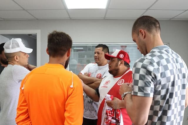 Integrantes da Camisa 12 conversam com Lomba, D'Ale e Sobis no CT Parque Gigante