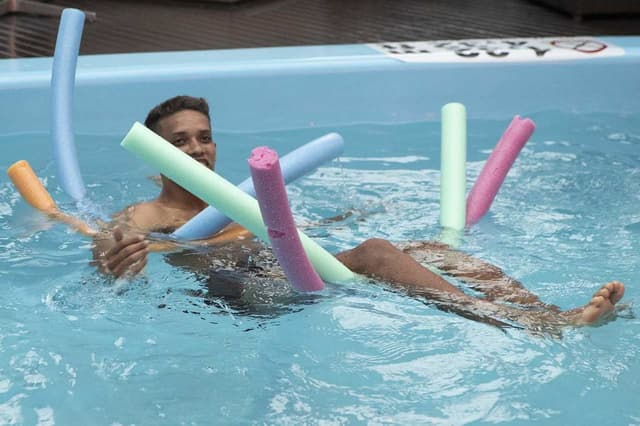 Titulares ficaram na piscina do hotel onde o Timão está hospedado em Porto Alegre